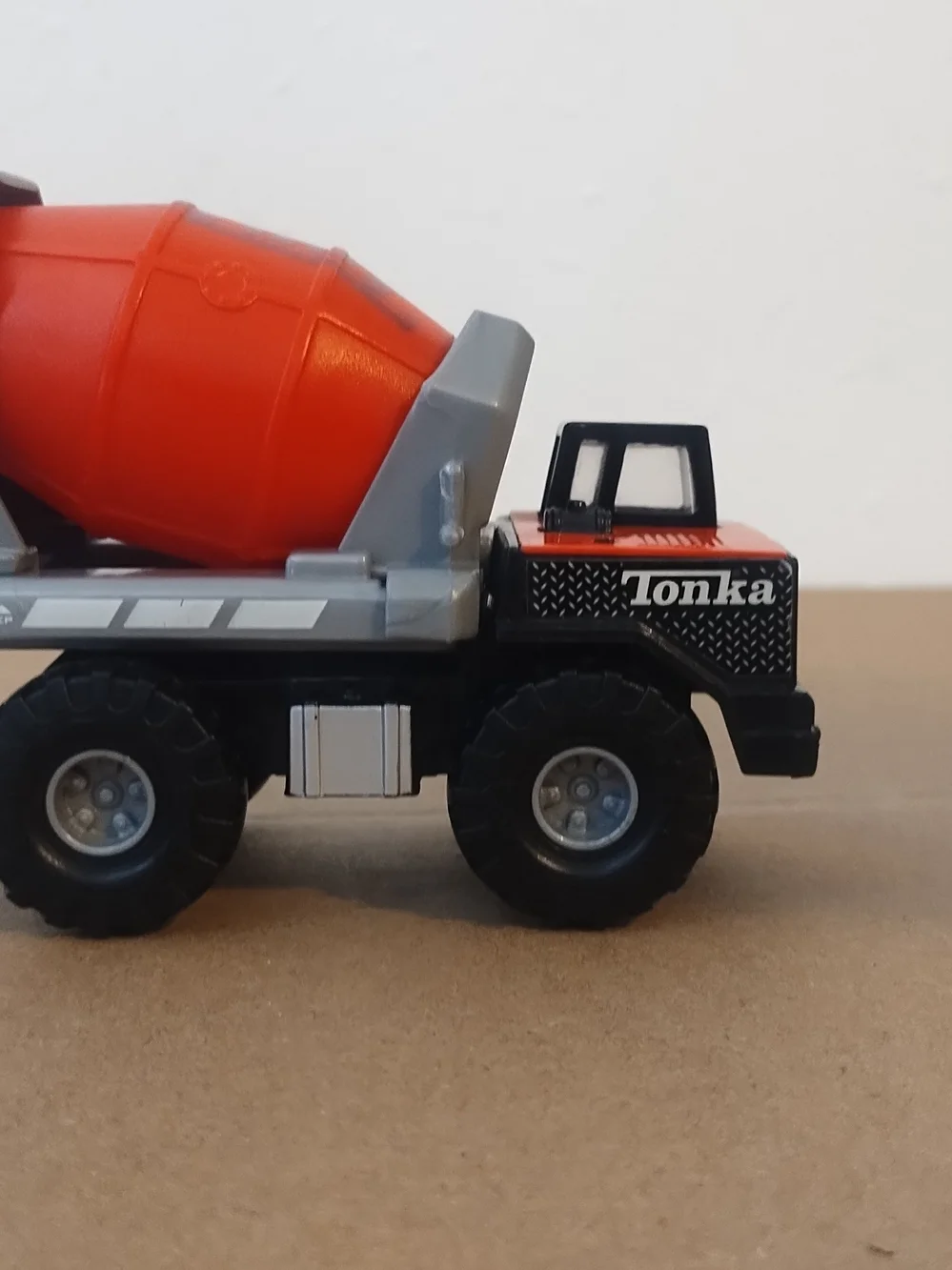 Vintage 2007 Maisto Tonka Cement Mixer Diecast/Plastic Truck red and black gray